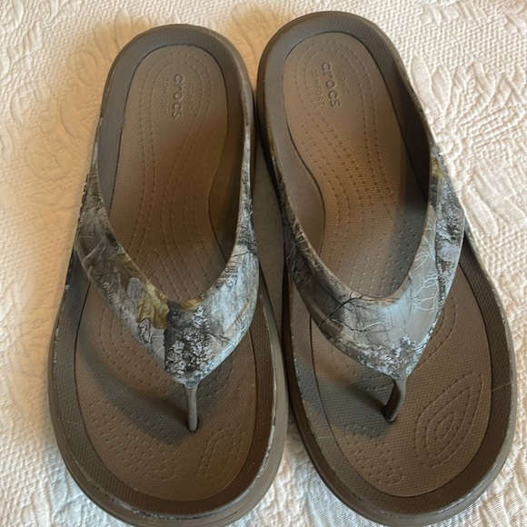 Mens Crocs Realtree Swiftwater Edge Wave Camo Flip Flops Slides Size 9 EUC - Picture 3 of 6